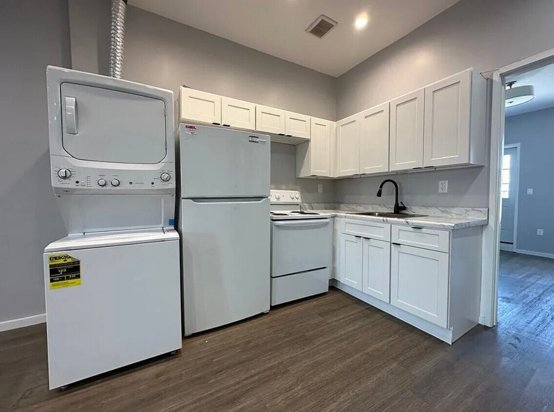 Foto principal - 794 McDonald Ave