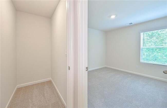 Building Photo - 853 Bentley Dr