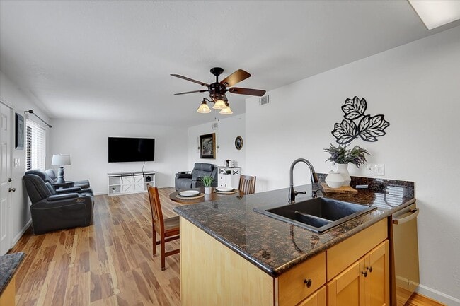 Foto del edificio - 6533 Greenback Ln