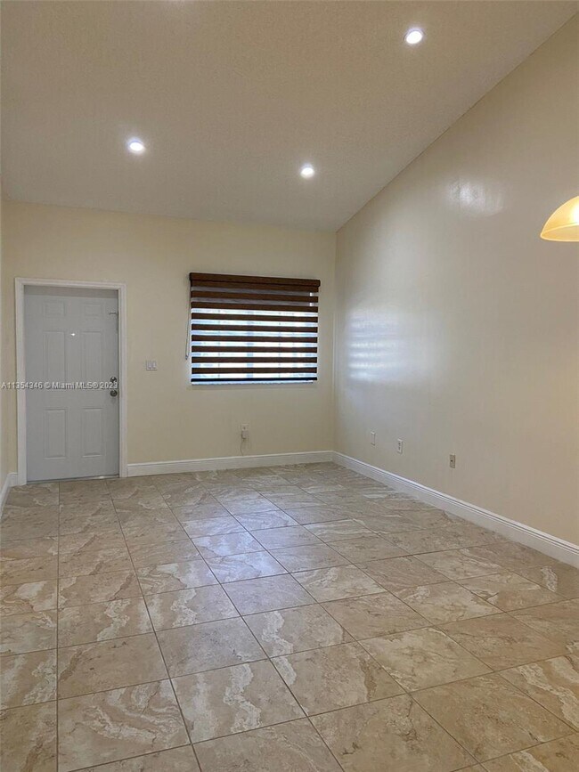 Foto del edificio - 7085 NW 173rd Dr
