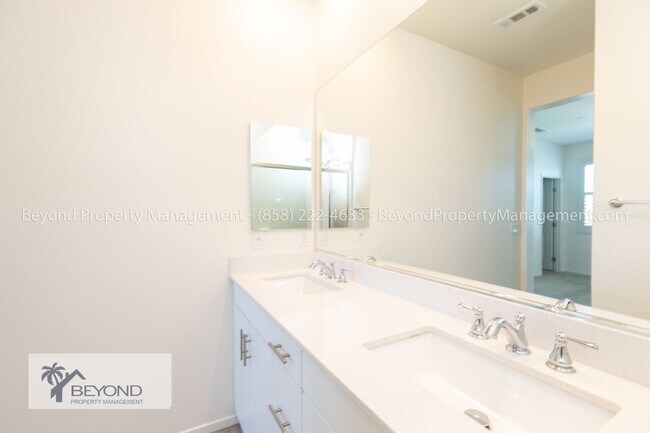 Building Photo - ***4 BED 3.5 BATH***TRI-LEVEL CONDO***GARA...