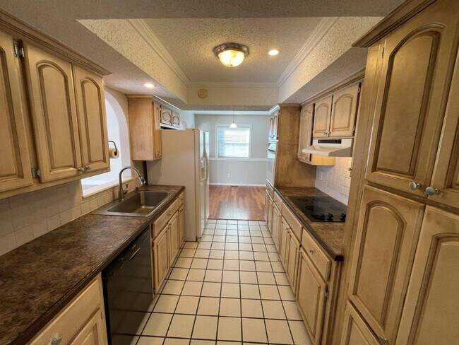 Foto del edificio - 3 bed 2 bath, 2 car with wood floors, fenc...