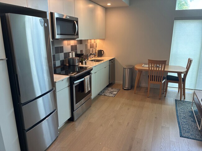 Foto del edificio - Room in Condo on S Duke St