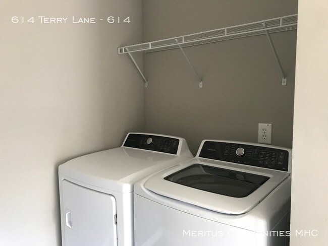 Building Photo - 614 Terry Ln