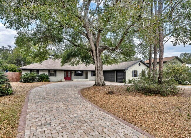 Building Photo - 242 Country Club Rd