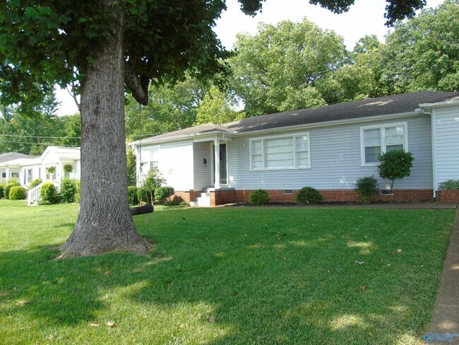 Building Photo - 2611 Woodview Dr SE