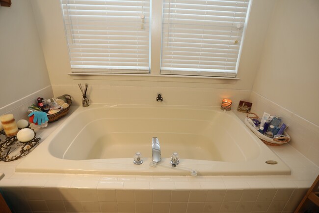 Foto del edificio - Available -Spacious 2 Car Garaged Townhome...
