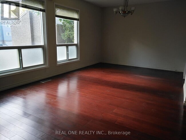 Photo du bâtiment - 646 Village Pkwy