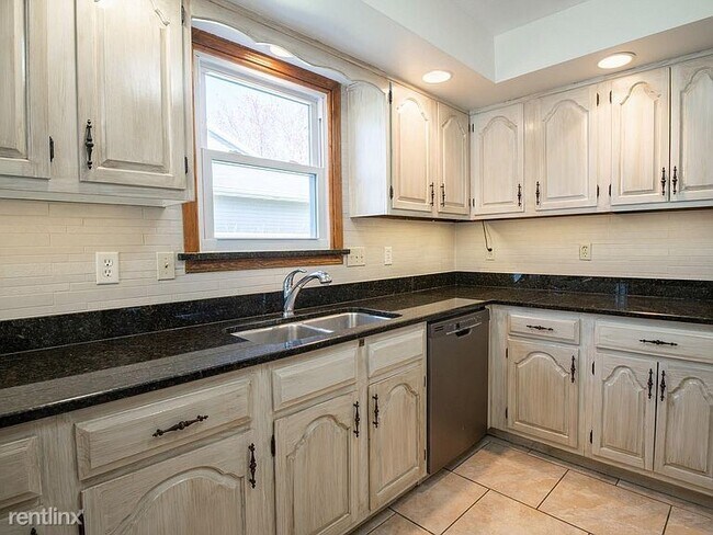 Building Photo - 3 br, 3.5 bath House - 6421 N Camelot Rd
