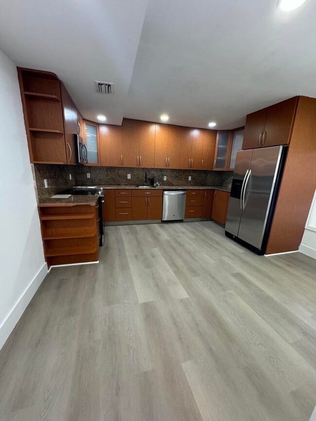 Building Photo - 330 Cypress Dr