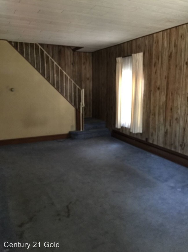 Building Photo - 3 br, 1.5 bath House - 124 E Locust St