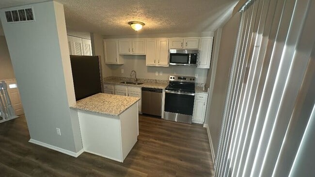 Building Photo - 2865 Chatsworth Way