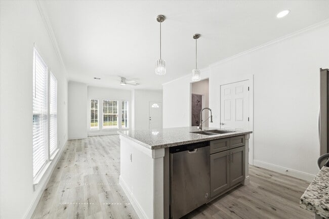 Building Photo - 122 W Mulberry Ave