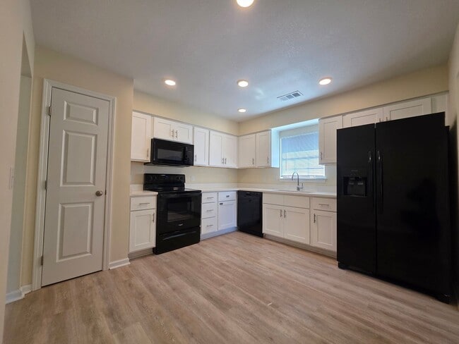 Building Photo - 3 Bedroom, 2 bath home with garage in the Hesse School district!