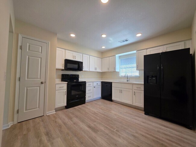 Foto del edificio - 3 Bedroom, 2 bath home with garage in the Hesse School district!