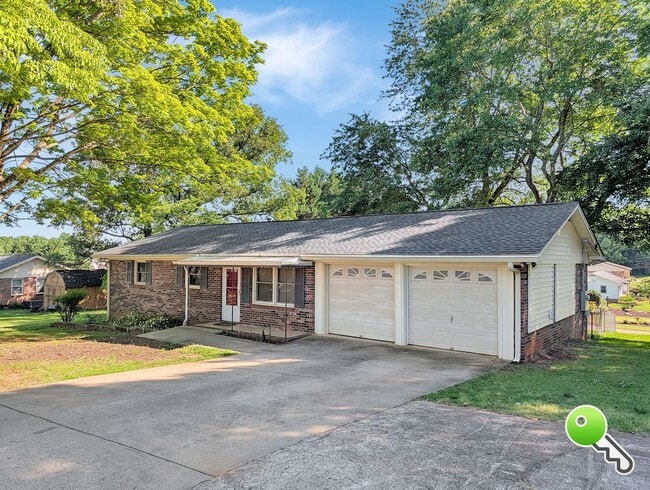 Building Photo - Charming Easley Home with Fenced Yard, Sunroom & Walkable To The YMCA!