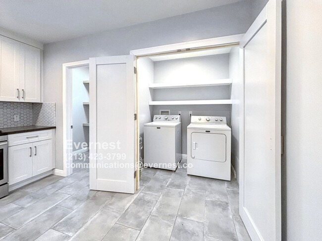 Foto del edificio - Introducing a modern 2-bedroom, 2-bathroom...
