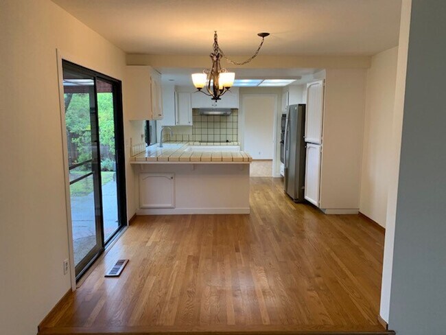 Building Photo - 4BD/2.5BA Large Cupertino Home - Available...