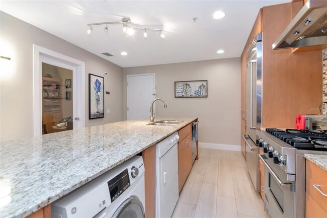 Building Photo - 1120 E Kennedy Blvd