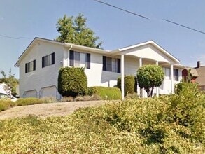 Building Photo - 3904 NE 39th St