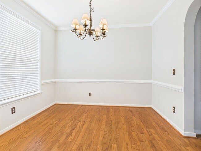 Foto del edificio - Charming 4-Bedroom 2.5 Bathroom Home locat...