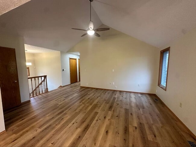 Building Photo - 3 bedroom/2 bathroom house