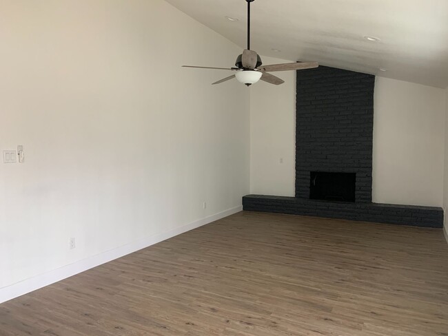 Building Photo - ~~Updated 3/2 Close to downtown~~