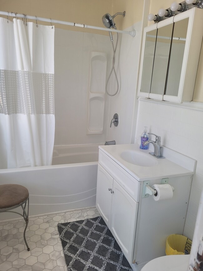 Building Photo - 416 E 3rd St