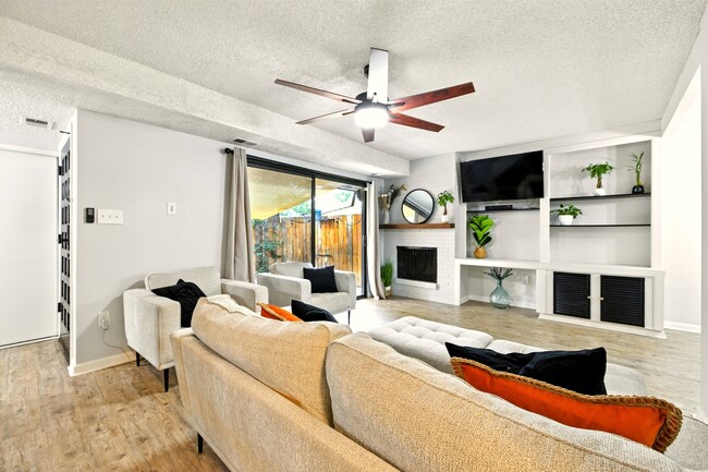 Building Photo - 1/2 off FIRST month! Beautiful 2-Bedroom, ...