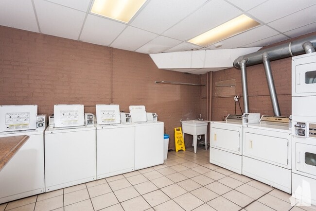 Building Photo - 643 W Deming Pl