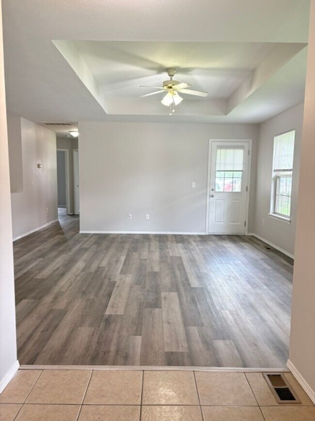 Foto del edificio - Ozark~ 4 bedroom walkout basement duplex for rent!
