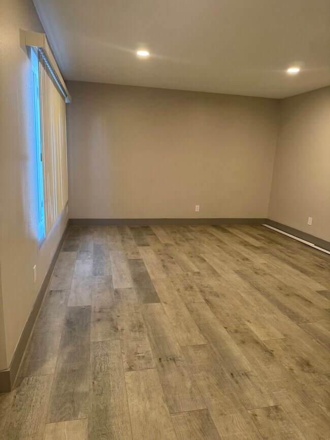 Foto del edificio - 7445 Laurelgrove Ave