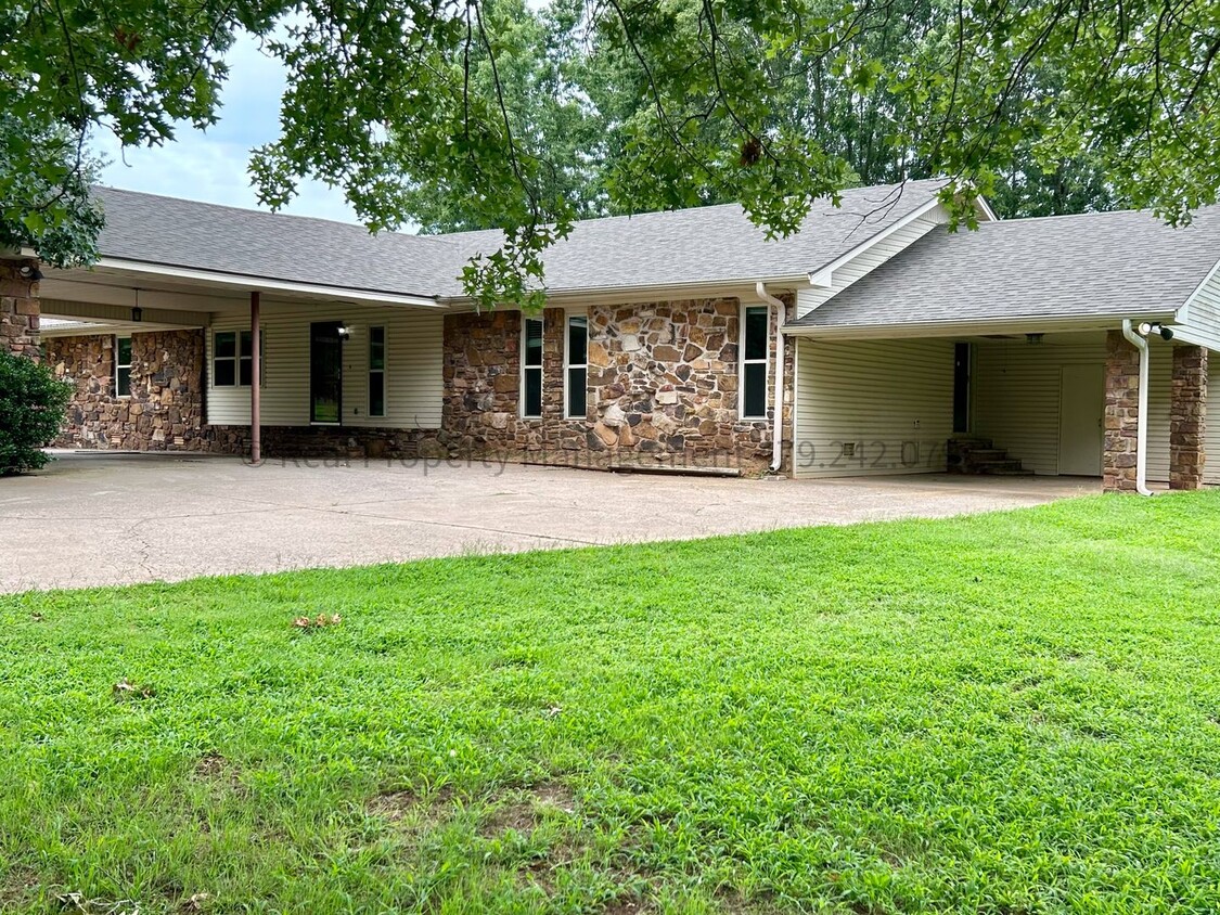 Primary Photo - HOUSE ON 4 ACRES! 4 Bed 3.5 Bath House - R...