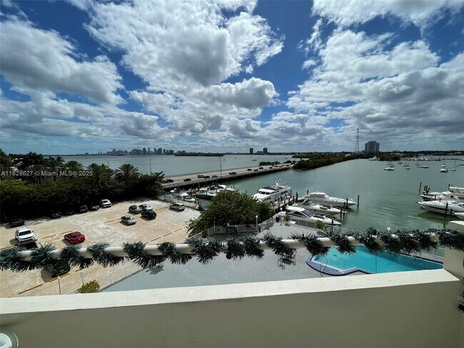 Foto del edificio - 7904 West Dr
