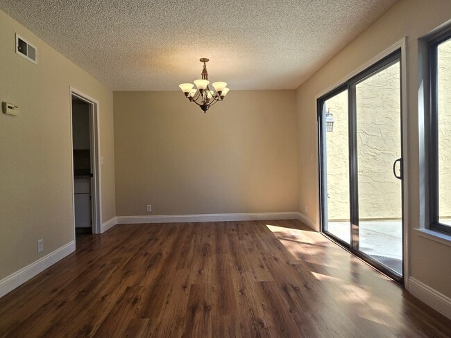 Building Photo - Nice and Spacious 2 Story End-Unit Townhom...