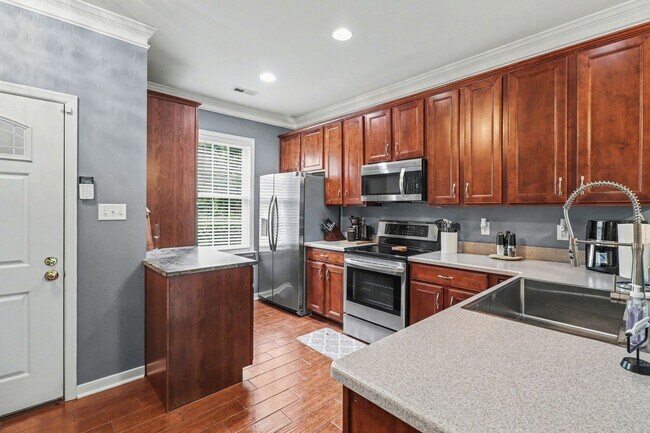 Foto del edificio - Beautiful Corner Townhome in Forest Hill Neighborhood ***Available Early June***