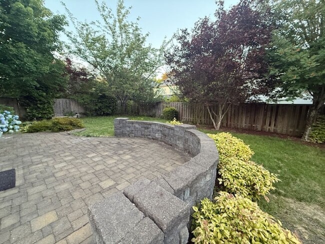 Building Photo - Quiet Neighborhood 4 bed + Office 2.5 Bath