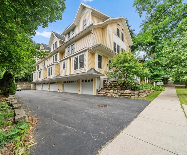 Building Photo - 922 Catherine St