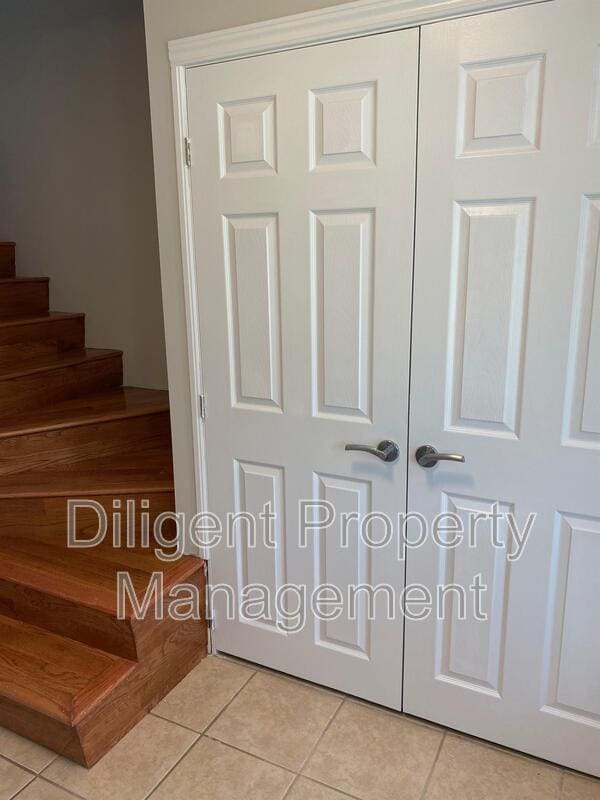 Building Photo - 695 Otonabee Dr