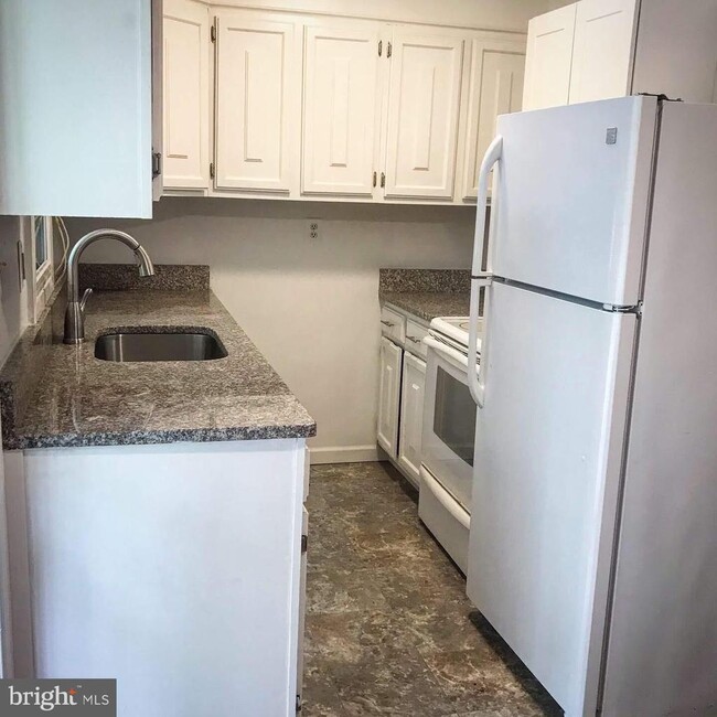 Building Photo - 4211 Canterbury Way