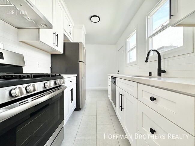 Building Photo - 328 N Kingsley Dr