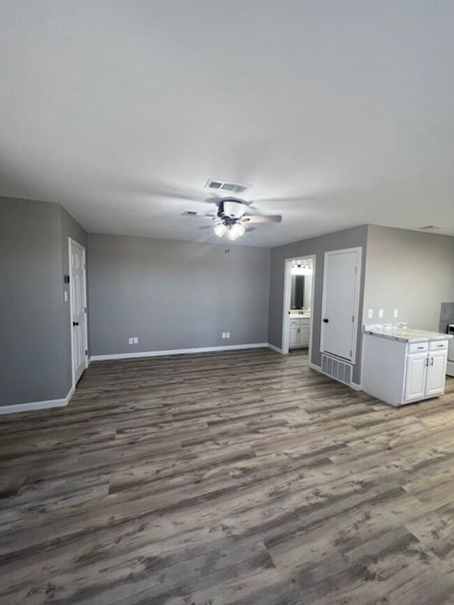 Building Photo - Recently remodeled 1/1 in the country. Hor...