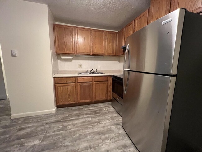 Building Photo - 2 bed unit with balcony in beautiful Amesb...