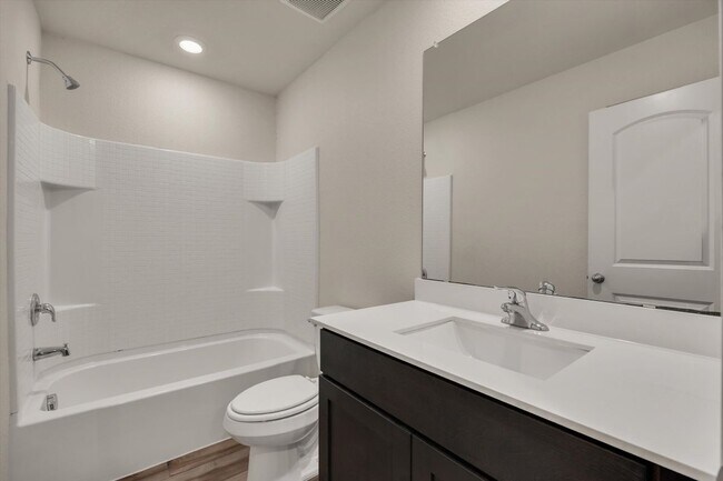 Building Photo - 740 Saratoga Dr