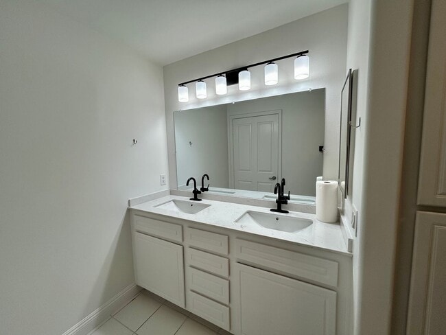 Building Photo - One Bedroom, One Bathroom Irvine Condominu...