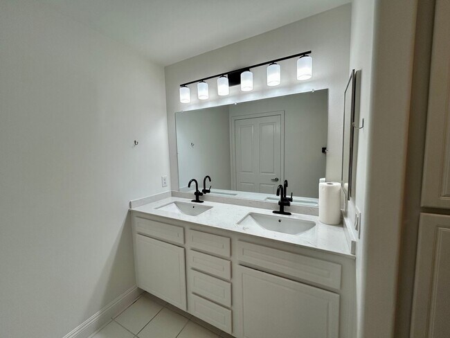Foto del edificio - One Bedroom, One Bathroom Irvine Condominu...