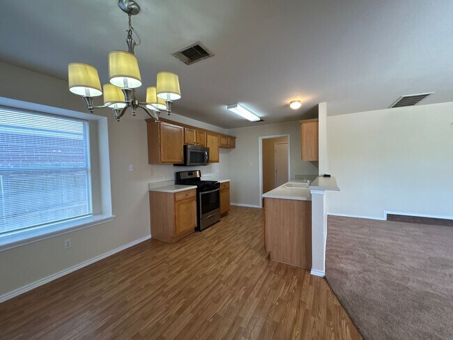 Building Photo - NEW PRICE!! Only 18-21 month lease only!!!...