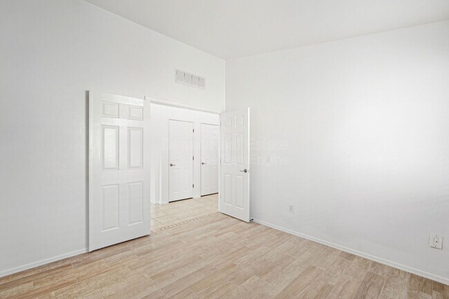 Foto del edificio - 7159 S Providence Dr