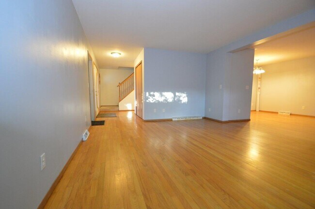 Building Photo - 23239 W Hillcrest Dr