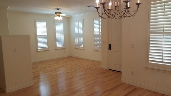 Building Photo - 49039 Woodgrove Common